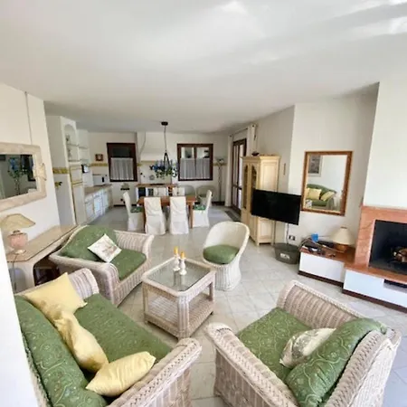Albarella With Sea View And Pool